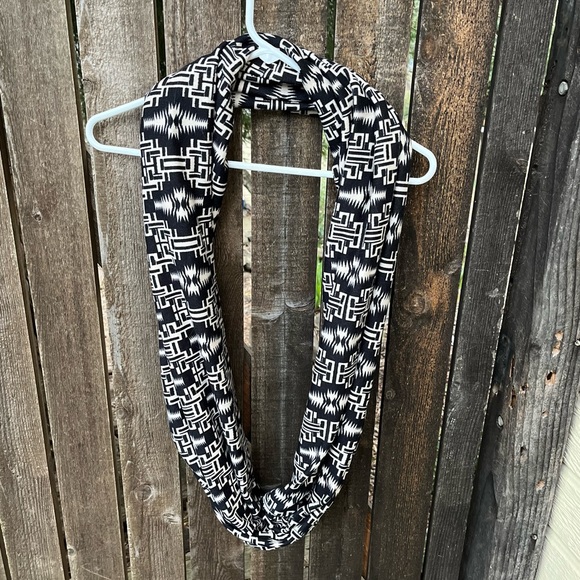 Aztec Black & Cream Infinity Jersey Knit Scarf O/S - Picture 2 of 11